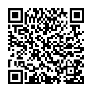 张铭全和另外一位男子立刻将手中的手电筒举着朝着房间内照去二维码生成