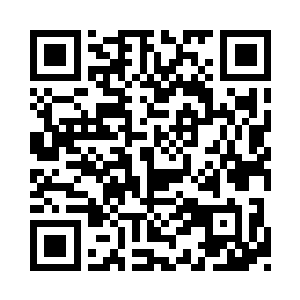 张铭全的手电筒是第一时间照向那张床板的二维码生成