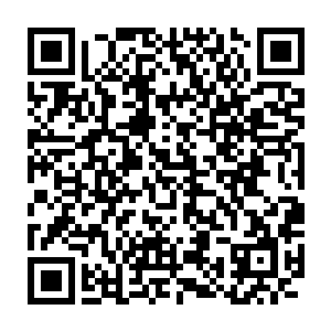 张阳从老爸的手里拿过那张打着一堆小孔的树脂卡片仔细看了半天二维码生成