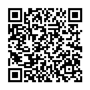 弯着腰摸到了昨天挖掘到的这条狭窄密道的尽头二维码生成