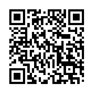 弯腰询问的时候把手支在爱人轮椅扶手上二维码生成