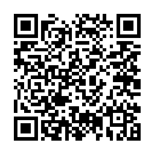 当他站在空地上时也是在同一时间感受到了一股寒意二维码生成