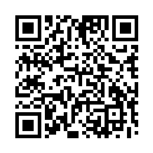 当包老打开之后看到请帖最后面的名字时二维码生成