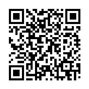 当她从行李里拿出一双旅游鞋换上之后二维码生成