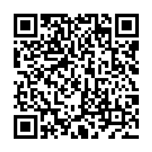 当她看到桌子下男人竟然是那个从背后偷袭非礼自己的男人二维码生成