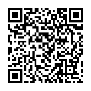 当巴克低下头回看到用原木雕刻而成的u酒店招牌时二维码生成