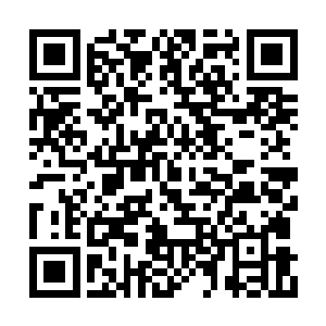 当时我看到高二七八个男生正好从宿舍楼里出来二维码生成