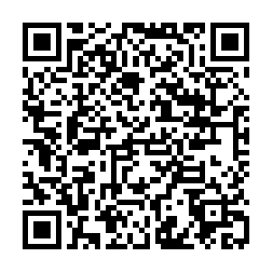 当江少游试图把这不同页面上勾画出来的短语和单词窜在一起来读的时候二维码生成