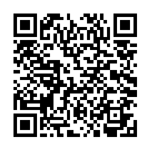 当消防官兵们带着破拆的工具冲到河里来到车旁的时候二维码生成