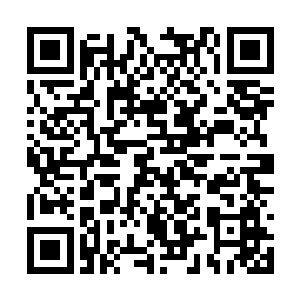 当讲到那女孩被中年男子用刀给架在脖子上的情景二维码生成