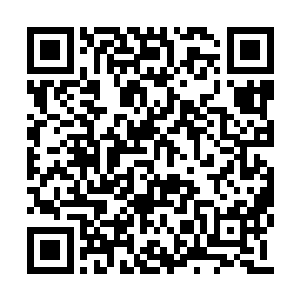 当那两名黑衣人手里的傲世枪捕捉到方炎的身体二维码生成