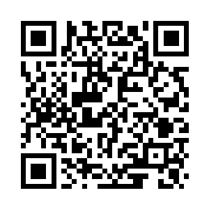 形如乞丐的人一边狼吞虎咽的吃着手里的生鱼二维码生成