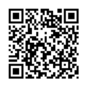 形如弥勒的天下第一高手林宗吾站在山崖上二维码生成