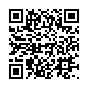 形形色色的姑娘身穿着美丽的华服从一旁走出二维码生成