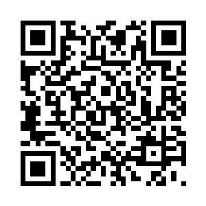 彪形大汉用的是一把泛着火光的斧头二维码生成