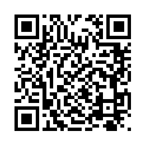 往张一帆和张一山两人坐的座位上挤进去二维码生成