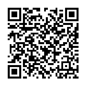 径直的走到了躺倒在地的两位大宗师级高手的面前二维码生成