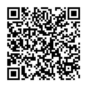 很快一个穿着西装的男人靠着两个衣着不整的女子来到了这个地方二维码生成