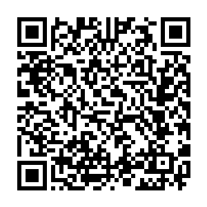 很快代离就看到了这个庞大的餐厅里面庞大的桌子摆放的一叠叠庞大的碟子二维码生成