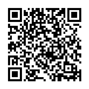 很是轻佻的对近在咫尺的美女护士的耳朵边吹了声口哨二维码生成