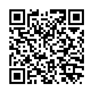 很有点气质的抱着一叠书走向停车场了二维码生成