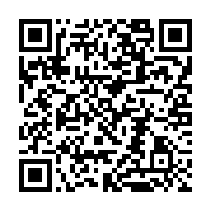很聪明的将双手暴露在对方视线可以清楚看见的地方二维码生成