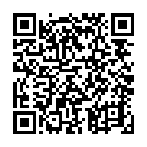 徐怀瑾与唐绍仪两个人手里拿着张一虎与梁敦彦发来的电文二维码生成