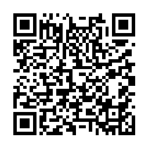 心惊胆寒看着眼前这个只穿了一条短裤的年轻男子二维码生成