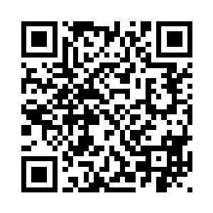 忽然一辆警车追上了他的五菱之光二维码生成