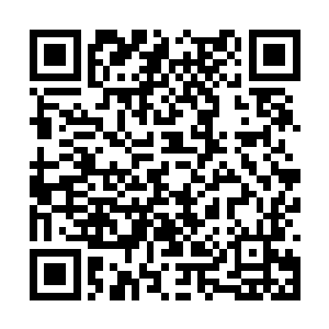 忽然从他们的背后方向又走过来了两名巡逻的警卫二维码生成