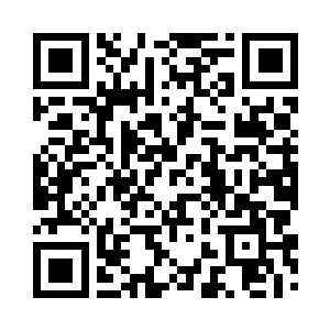 忽然前面有几个拿着武器的壮汉走过二维码生成