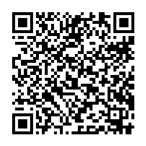 忽然发现一个黑洞洞的枪口连同一张棱角分明的脸从车窗里露了出来二维码生成