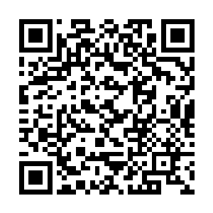 怀里搂着一个有几分姿色的衣冠不整的女人正在调笑二维码生成