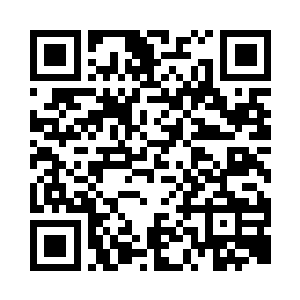 怀里的胖娃儿显然也是看见了那些碎片二维码生成