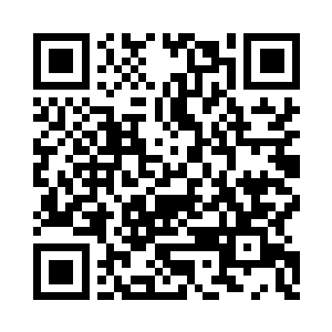 急忙扶住因为起得太着急而差点摔倒的女人二维码生成