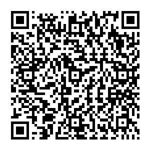 恭敬的对着坐在病床上的脸色虽然还是有点苍白但却掩盖不了他君临天下霸气过人的英俊男人二维码生成