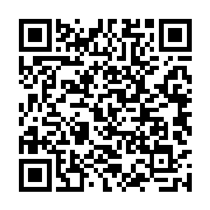 悠悠看着这个抱着自己的男人脸上坚定不移的表情二维码生成