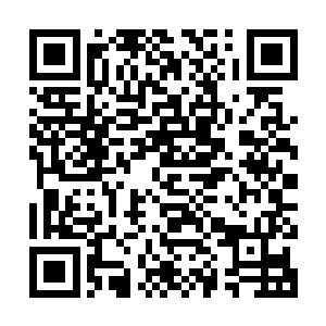 悬浮在他身边的那柄乌黑铁剑顿时爆发出一股耀眼的银白色光芒二维码生成