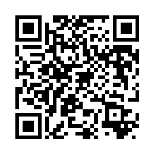 感的调酒师一边挥舞着手中的调酒器二维码生成