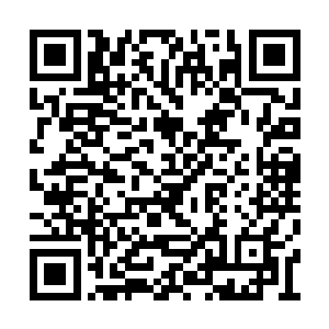 慌忙的伸手拉扯着凌乱的衣衫遮住了自己的身体二维码生成