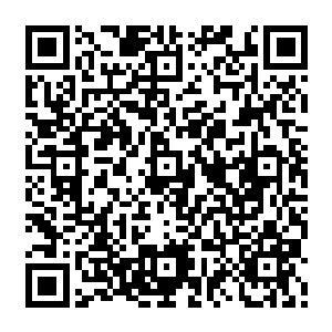 慕容婷骑在马背上一脸羡慕的看着叶璃所骑的骏马以及跟在她身后的几名黑云骑士兵二维码生成