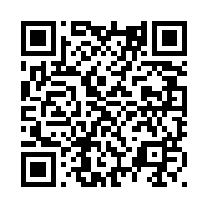 慕容月直接抓起放在酒桌上的酒瓶二维码生成