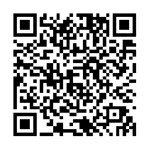 慕容玥满心疼爱地在孩子吹弹可破的脸上亲亲一吻二维码生成