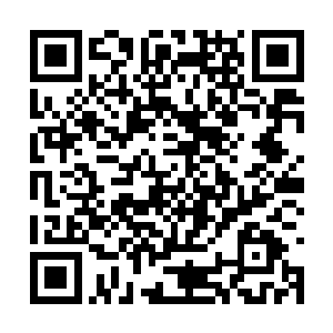 慕容痴凡取来热水还有一件凌煦的私人衬衣跟浴巾二维码生成