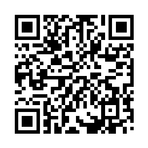 慢条斯理地整理她被水浸透后凌乱的黑发二维码生成