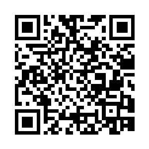 懊恼的把十多个礼品盒挂在自己左臂上二维码生成