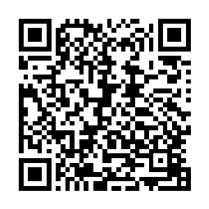 我们在这些铁索的边缘还看到了一些黄铜道符牌挂在铁索上二维码生成