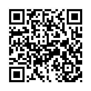 我和郑午一人拿着一个凳子站在最前面二维码生成