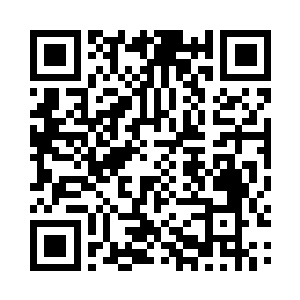 我和韩珊珊他们就在旁边看着他们商量对策二维码生成