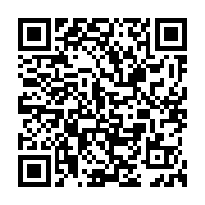 我来到顶楼之后看到蹲在地上一脸自责的萧子卓二维码生成